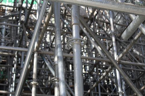 腳手架施工雨季防護方案-北京鋼板出租賃河北工字鋼方管租賃天津鋼